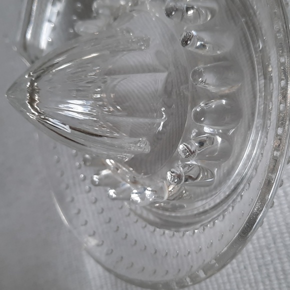 Vintage Pressed Glass Citrus Juicer with handle and spout - Picture 3 of 6